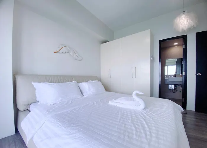 120sqm 3bedrooms Luxurious Facing Bay Sunset Nearby Okada Moa Solaire Ayala Malls Apartment Manila